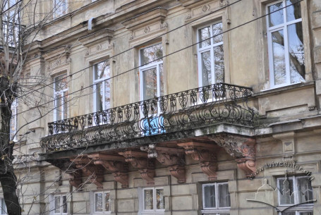 Vul. Krushelnytskoi, 9. A balcony on the 2nd floor