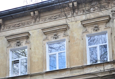 Vul. Krushelnytskoi, 9. 3rd floor windows