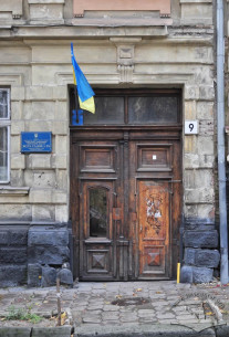 Vul. Krushelnytskoi, 9. The main entrance gate