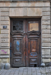 Vul. Krushelnytskoi, 13. The main entrance gate