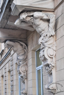 Vul. Krushelnytskoi, 13. Atlas and caryatid supporting a bay
