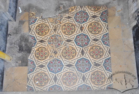 Vul. Krushelnytskoi, 19a. Floor tiles by the entrance