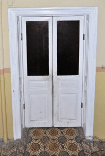 Vul. Krushelnytskoi, 19a. Doors leading from the entrance hall to the staircase