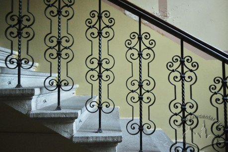 Vul. Krushelnytskoi, 19a. Metal balustrade of the staircase