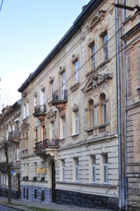 Vul. Krushelnytskoi, 11. The building's principal facade