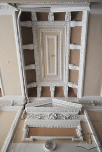 Vul. Krushelnytskoi, 11. Part of the ceiling in the passageway