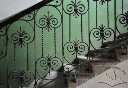 Vul. Krushelnytskoi, 11. Metal balustrade of the stairs