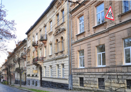The housing on vul. Krushelnytskoi, a view from southwest. In the center of the photo, building no. 11