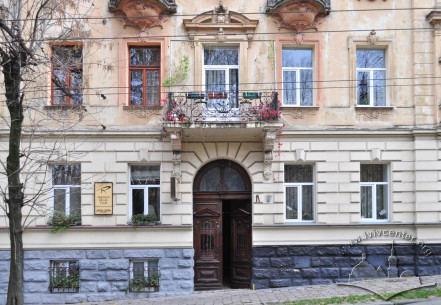 Vul. Krushelnytskoi, 11. A part of the facade with the main entrance