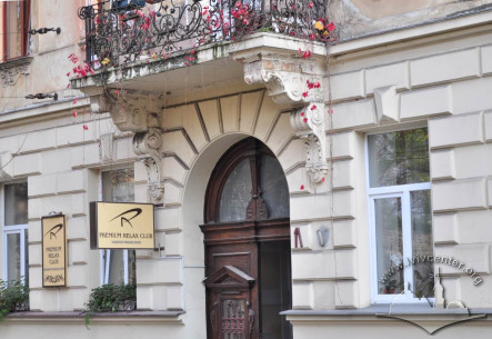 Vul. Krushelnytskoi, 11. Balcony above the main entrance