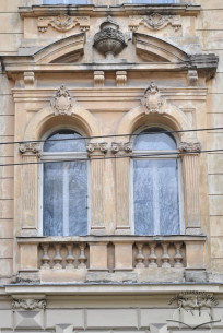 Vul. Krushelnytskoi, 11. 2nd floor windows on the lateral part of the facade
