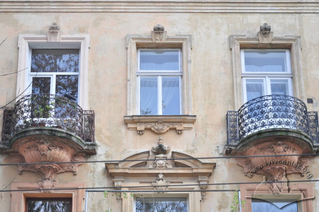 Vul. Krushelnytskoi, 11. Central window and balconies on the 3rd floor