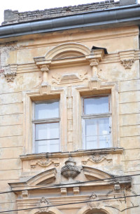 Vul. Krushelnytskoi, 11. 3rd floor windows on a lateral part of the facade
