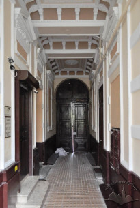 Vul. Krushelnytskoi, 11. Interior of the passageway. Its authentic look has been marred by repainting