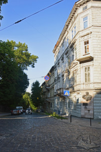 Спуск вулиці Крушельницької, справа - будинок №25