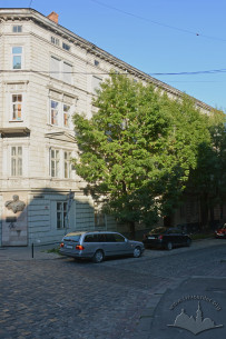 Вул. Крушельницької, 25. Вид на фасад будинку з боку вул. Каменярів