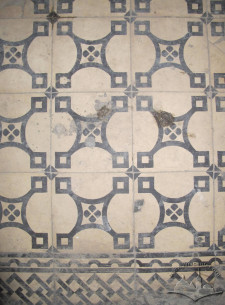 Vul. Virmenska, 14. Floor tiles at the entrance