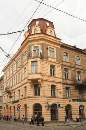 Вул. Дорошенка, 37 – житловий будинок