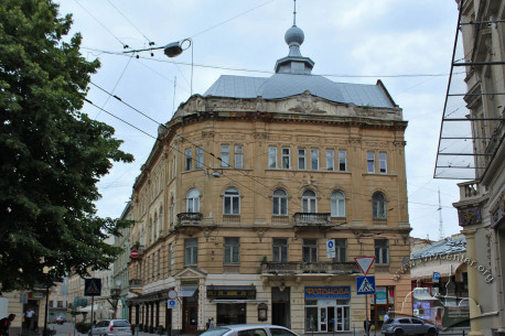 Vul. Hnatiuka, 8. The building's principal facade as seen from vul. Sichovykh Striltsiv