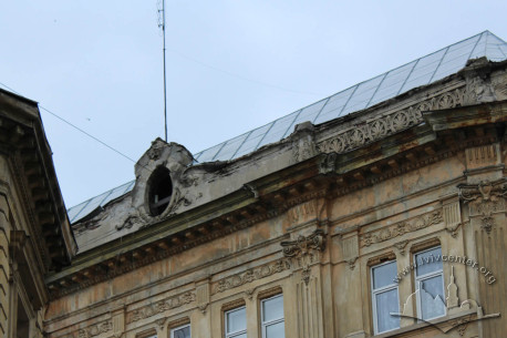 Vul. Hnatiuka, 8. Cornice and attic of the lateral facade