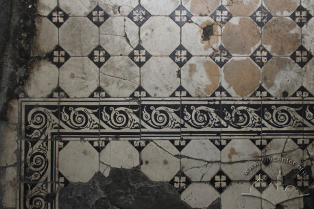 Vul. Hnatiuka, 8. Floor tiles by the entrance