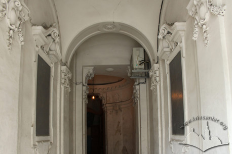 Vul. Hnatiuka, 8. Neo-Baroque interior by the entrance