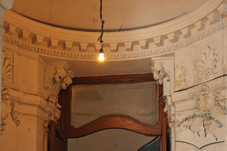 Vul. Hnatiuka, 8. Neo-Baroque interior plasterwork