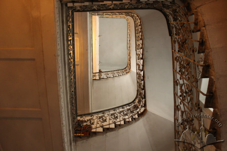 Vul. Hnatiuka, 8. The principal staircase