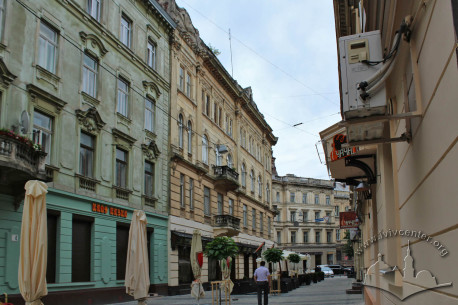 Vul. Hnatiuka, 8. The lateral facade as seen from vul. Kurbasa