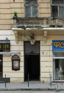 Vul. Hnatiuka, 8. The main entrance
