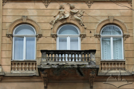 Vul. Hnatiuka, 8. 3rd floor windows and balcony in the center of the principal facade