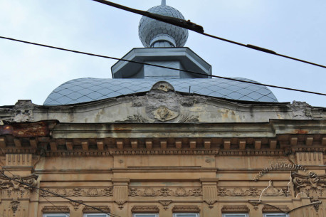 Vul. Hnatiuka, 8. The top of the principal facade, also a fleche is seen