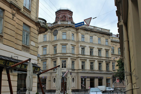Vul. Hnatiuka, 5-7. A view from vul. Kurbasa