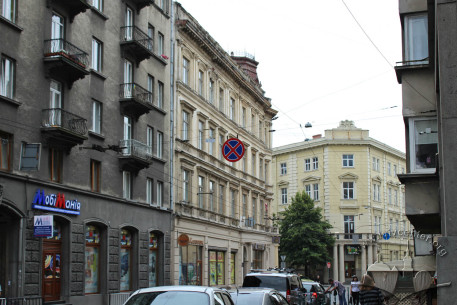 Vul. Hnatiuka, 5-7. A view from the northeast. Building on vul. Sichovykh Striltsiv, 2 is on the background