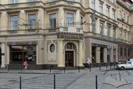 Vul. Hnatiuka, 5-7. Part of the building's corner