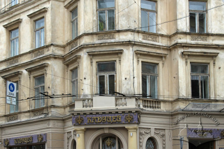 Vul. Hnatiuka, 5-7. Part of the building's corner