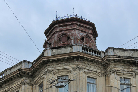 Vul. Hnatiuka, 5-7. Tower-like termination of the corner
