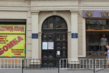 Vul. Hnatiuka, 5-7. The main entrance