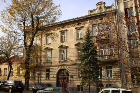 Вул. Листопадового чину, 26. Головний фасад будинку
