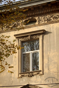 Вул. Листопадового чину, 26. Вікно 3-го поверху і антаблемент з ліпниною
