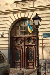 Вул. Листопадового чину, 26. Брама головного входу