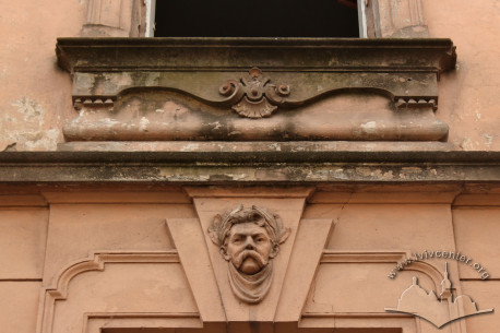 Vul. O. Stepanivny, 31. Details of windows' decor