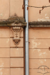 Vul. O. Stepanivny, 31. Plasterwork on a lesene on the street facade