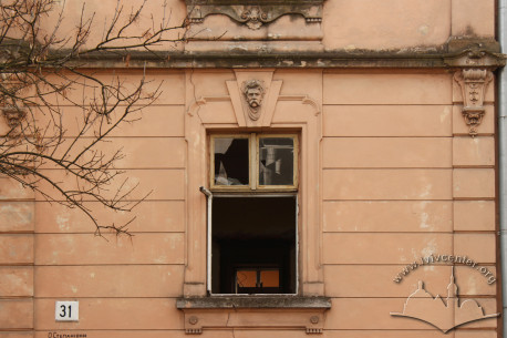 Vul. O. Stepanivny, 31. Ground floor window on the street facade