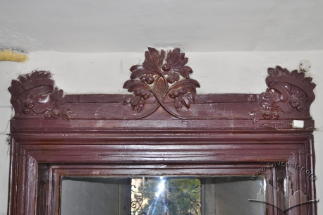 Vul. Kravchuka, 6. Carved overdoor decor in the interior