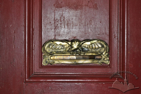 Vul. Kravchuka, 6. Original Secessionist mail slot