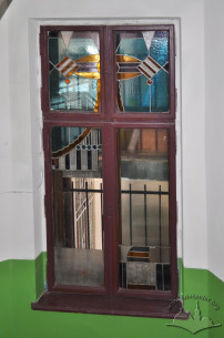 Vul. Kravchuka, 6. Staircase window with partially intact stained glass