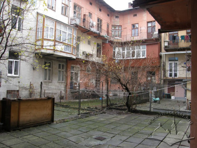 Courtyard between buildings #4 and #6 on vul. Kravchuka, and #5 and #7 on vul. Verkhratskoho