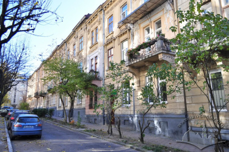 The southern side of vul. Kravchuka, building #6 is in the center
