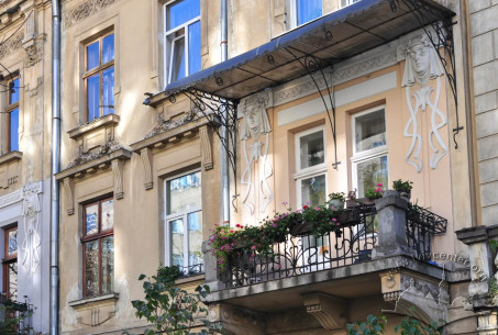 Vul. Kravchuka, 6. 2nd floor balcony